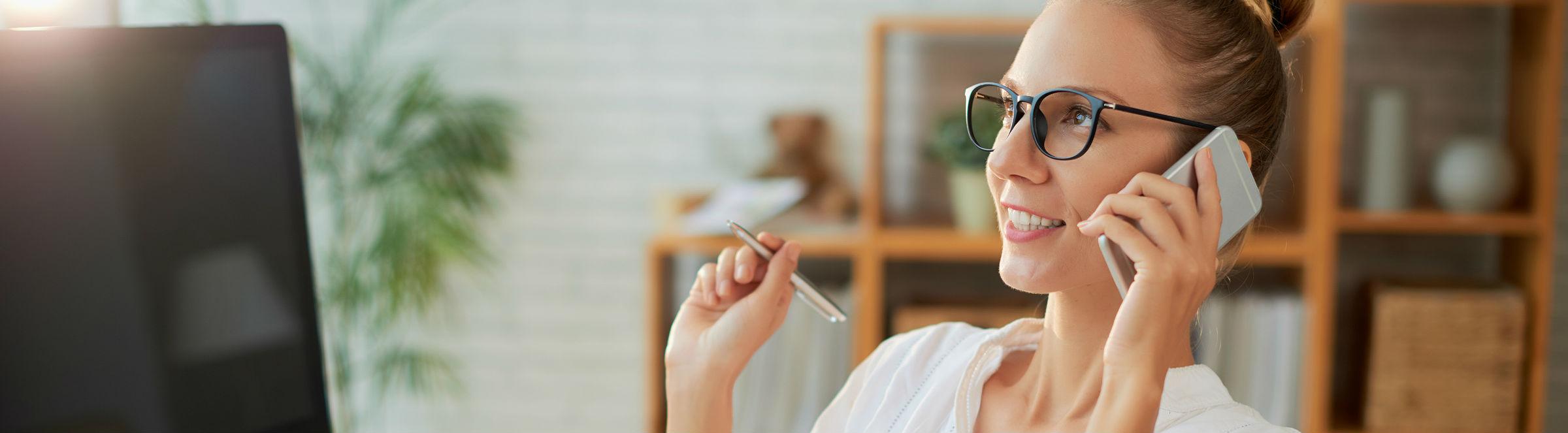 Une jeune femme au téléphone